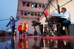 Kinder Tanzen auf einer der unzähligen kleinen Bühnen zu den Festzelten. (Bild: Benjamin Manser)