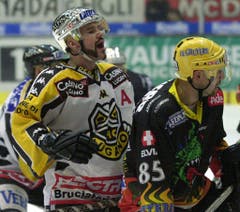Luganos Christian Dubé (links) gab sich jeweils Mühe, seinen Bart in Form zu trimmen. Hier spielt er im Playoff 2001. (Bild: Keystone)