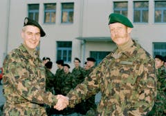 Brunner rückte am 15. Januar 1996 zur Unteroffiziersschule UOS der Schweizer Armee in Chur ein und wurde dabei von Schulkommandat Thomas Ragettli, rechts, mit einem Handschlag begruesst. (Bild: Keystone)