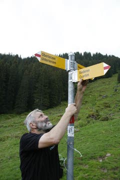 Willi Marthy kontrolliert, ob alles fest hält. (Bild: Jolanda Riedener)