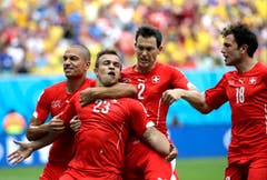 Xherdan Shaqiri feiert mit seinen Teamkollegen Gökhan Inler (links), Stephan Lichtsteiner (Zweiter von rechts) und Admir Mehmedi (rechts) sein erstes Tor. (Bild: Keystone)