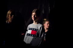 Rot und Weiss: Das typische Hilfiger-Symbol. (Bild: Keystone)