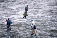 Die Ostschweiz läuft Schlittschuh auf dem Seealpsee (Bild: Urs Bucher)