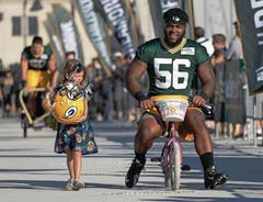 Kinderleicht: Johnathan Calvin von den Green Bay Packers auf dem Weg zum Training. (Bild: MORRY GASH (AP))