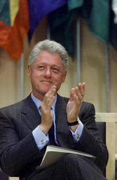 Der Demokrat Bill Clinton setzte sich zusammen mit seinem Vice Al Gore in seiner Amtszeit von 1993 bis 2001 gegen Drogenmissbrauch, Waffengewalt, Armut, die Senkung der Staatsverschuldung und die Einführung einer Krankenkasse ein. Aussenpolitisch unterzeichnetet er das Kyoto-Protokoll strebte die Aussöhnung mit China und Russland an. Seine zweite Amtszeit war getrübt von einer Affäre und einem erfolglosen Amtsenthebungsverfahren (Bild: Keystone)