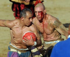CALCIO, FIORENTINO, HISTORISCH, TRADITION, AMATEURE, MANN, OBERKOERPER, NACKT, SANDIG, SAND, SPIELPLATZ, GERANGEL, SCHMUTZIG, MAENNER, KOERPER, KAMPF, SIEG, SPIEL (Bild: Keystone)