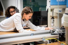 Arbon TG - Begabte Kinder nehmen am Berufsbildungszentrum Arbon an einem Förderkurs zum Thema Robotik teil. (Bild: Reto Martin)