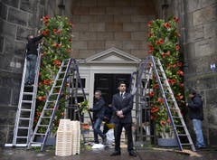 Blumenschmuck wird angebracht. (Bild: Keystone)