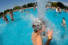 Abkühlung im Schwimmbad. (Bild: Keystone)