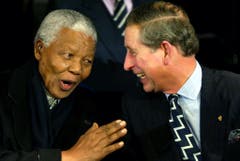 Zu Spässchen aufgelegt: Der britische Prince Charles und Nelson Mandela bei einem Treffen in Amsterdam (2002). (Bild: Keystone)