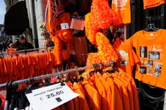 Souvenirs in orange. (Bild: Keystone)