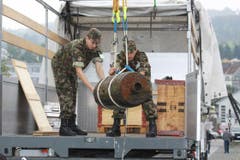 Die Bombe wird auf einen Lastwagen gehoben. (Bild: Rudolf Hirtl)