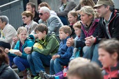 St. Gallen - OFFA Frühlingsmesse Freitzeit- und Sportmesse und Pferdemesse Besucher bei oder in der Arene bei der Darbietung der Pferdevoltiiererinnen (Bild: Ralph Ribi)