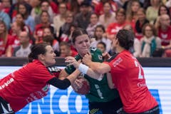 Gleich zwei Thunerinnen versuchen Brühls Stephanie Haag zu stoppen. (Bild: Keystone)