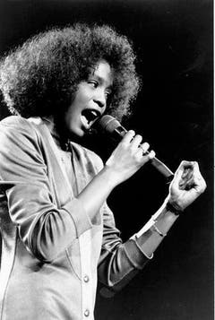 Stimmwunder: Whitney Houston 1986 bei einem Auftritt in Boston. Im selben Jahr erhält sie erstmals einen Grammy für «Saving All My Love For You». (Bild: Keystone)