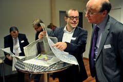 Druckfrisch: Journalist Marc Haltiner (links) und IHK-Direktor Peter Maag. (Bild: Reto Martin)