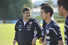 Die Spieler trainieren unter dem wachsamen Auge ihrer Vorgesetzten. (Bild: Hanspeter Schiess)