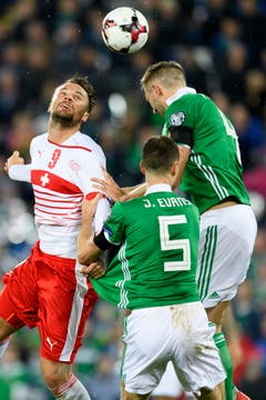 Der Schweizer Haris Seferovic, links, kämpft mit Nordirlands Verteidiger Jonny Evans, Mitte, und Gareth McAuley um den Ball. (Bild: Laurent Gilliéron / Keystone)