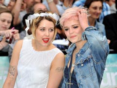 Peaches (links) mit ihrer Schwester Pixie Geldof am 17. Juni 2009 bei der Premiere des Films «Bruno». (Bild: Keystone)