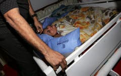 Eman Ahmed hatte ihr Haus im ägyptischen Alexandria 25 Jahre lang nicht verlassen - nun wurde sie in ein Spital in Indien transportiert. (Bild: Keystone)