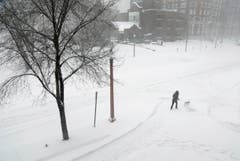 Auch bei diesen Temperaturen muss man mit dem Hund raus. (Bild: Keystone)