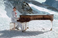 Vom Winde verweht auf dem 3454 Meter hohen Jungfraujoch: Der Schlagerstar setzt sich 1983 am Plexiglas-Flügel für eine TV-Produktion in Szene. (Bild: Keystone)