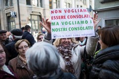 Wortspiel auf Italienisch: "Wir wollen nicht getröstet werden, wir wollen unsere Konsulate", steht auf diesem Transparent. (Bild: Luca Linder)
