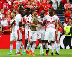 Breel Embolo (r) feiert mit dem Team den Sieg. (Bild: Keystone)