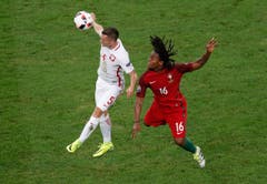 Poland's Krzysztof Maczynski, left, heads the ball while Portugal's Renato Sanches jumps, during the Euro 2016 quarterfinal soccer match between Poland and Portugal, at the Velodrome stadium in Marseille, France, Thursday, June 30, 2016. (AP Photo/Michael Sohn) (Bild: Keystone)