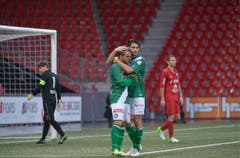 Dejan Janjatovic (r.) und Nico Abegglen feiern das 3:0. (Bild: Keystone)