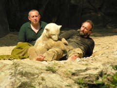 Knut mit seinen beiden Pflegern. (Bild: Umberto W. Ferrari)