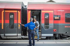 Am Bahnhof in Buchs werden Flüchtlinge erwartet (Bild: Urs Bucher)