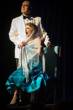 Viktoria (Ramona Holy) und ihr Mann, der amerikanische Botschafter John Cunlight (Claus Gerstmann). (Bild: Benjamin Manser)
