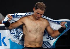 Spain's Rafael Nadal dries himself with a towel during a break in his men's singles final against Switzerland's Roger Federer at the Australian Open tennis championships in Melbourne, Australia, Sunday, Jan. 29, 2017. (AP Photo/Kin Cheung) (Bild: Kin Cheung)