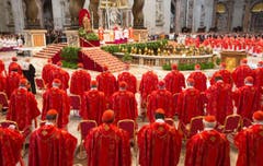 Die Kardinäle feiern die Wahl-Messe «Pro Eligendo Romano Pontifice» in der Petersbasilika. (Bild: Keystone)