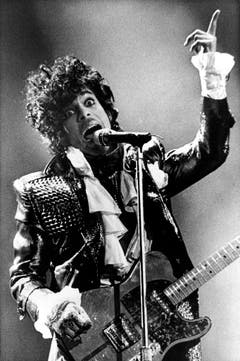 Ein bisschen James Brown und ganz viel Glamour: So rebellisch sein Auftreten auch war, die Privatperson Prince blieb hinter dem stets wechselnden Äusseren verborgen (Aufnahme von 1985). (Bild: Keystone)