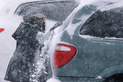 Eine Frau in Springfield, Illinois, befreit ihr Auto vom Schnee. (Bild: Keystone)