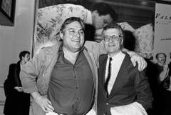 Mathias Gnädinger mit Regisseur Rolf Lyssy an der Pressekonferenz zum Spielfilm "Leo Sonnyboy" im Dezember 1989. (Bild: Keystone)
