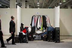 Findet jeder Musiker seinen Koffer und sein Kleidungsstück? (Bild: Michel Canonica)