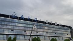 Arbeiter beginnen mit der Demontage der Lettern am Stadion. (Bild: David Gadze)