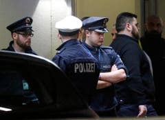 Polizeikräfte schirmen die bestürzten Angehörigen der Flugzeugopfer in Düsseldorf ab. (Bild: Keystone)