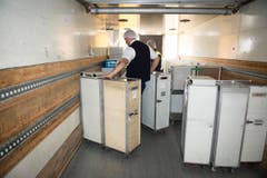 Gate Gourmet bringt die Verpflegungen, die Kissen, die Decken und die Magazine für die Passagiere in die Flugzeuge. (Bild: Ralph Ribi)