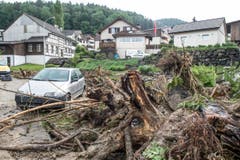 Der Maugwilerbach in Bronschofen trat über die Ufer. (Bild: Hanspeter Schiess)