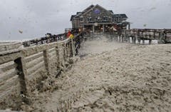Meeresschaum spritzt über Jeanette's Pier in Nags Head. (Bild: Keystone)