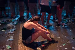 Eine Frau wartet auf den Auftritt von Sebastian. (Bild: Benjamin Manser)