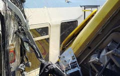 At least 10 dead as two trains collide in southern Italy (Bild: Keystone)
