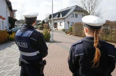 Zwei Polizeiangehörige beim Haus, wo der Co-Pilot der Germanwings-Maschine lebte. Er soll den Airbus extra zum Absturz gebracht haben. (Bild: Keystone)