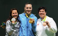 Siegertrio im Pistolenschiessen: Die Deutsche Monika Karsch, Silber, die Griechin Anna Korakaki ist Olympiasiegerin und die Thurgauerin Heidi Diethelm Gerber mit Bronze. (Bild: Keystone)