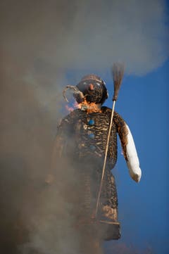 Langsam geht es dem Böögg an den Kragen. (Bild: Urs Jaudas)