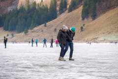 Die Ostschweiz läuft Schlittschuh auf dem Seealpsee (Bild: Urs Bucher)